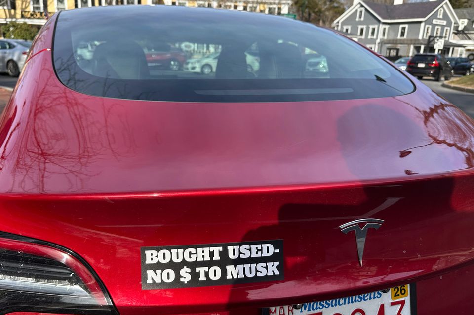 Auf einem Aufkleber auf einem Tesla steht: "Bought used - no $ to Musk"