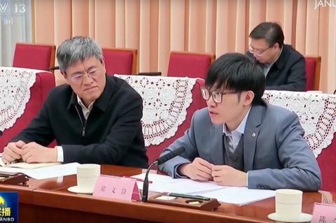 Deepseek-Gründer Lian Weng (r.) neben dem chinesischen Premierminister Li Qiang