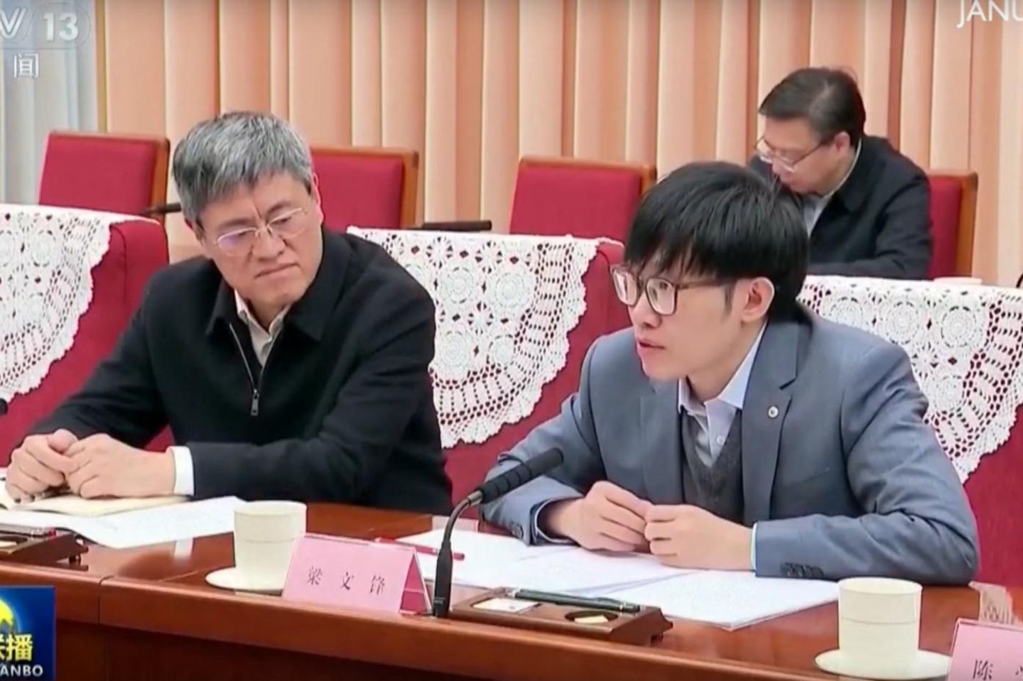 Deepseek-Gründer Lian Weng (r.) neben dem chinesischen Premierminister Li Qiang