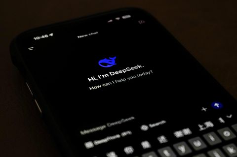 Auf einem Handybildschirm ist die Oberfläche des Chatbots von Deepseek zu sehen
