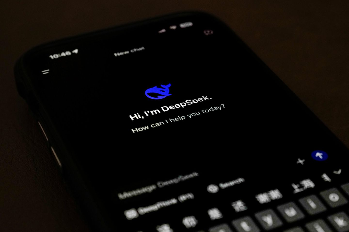 Auf einem Handybildschirm ist die Oberfläche des Chatbots von Deepseek zu sehen