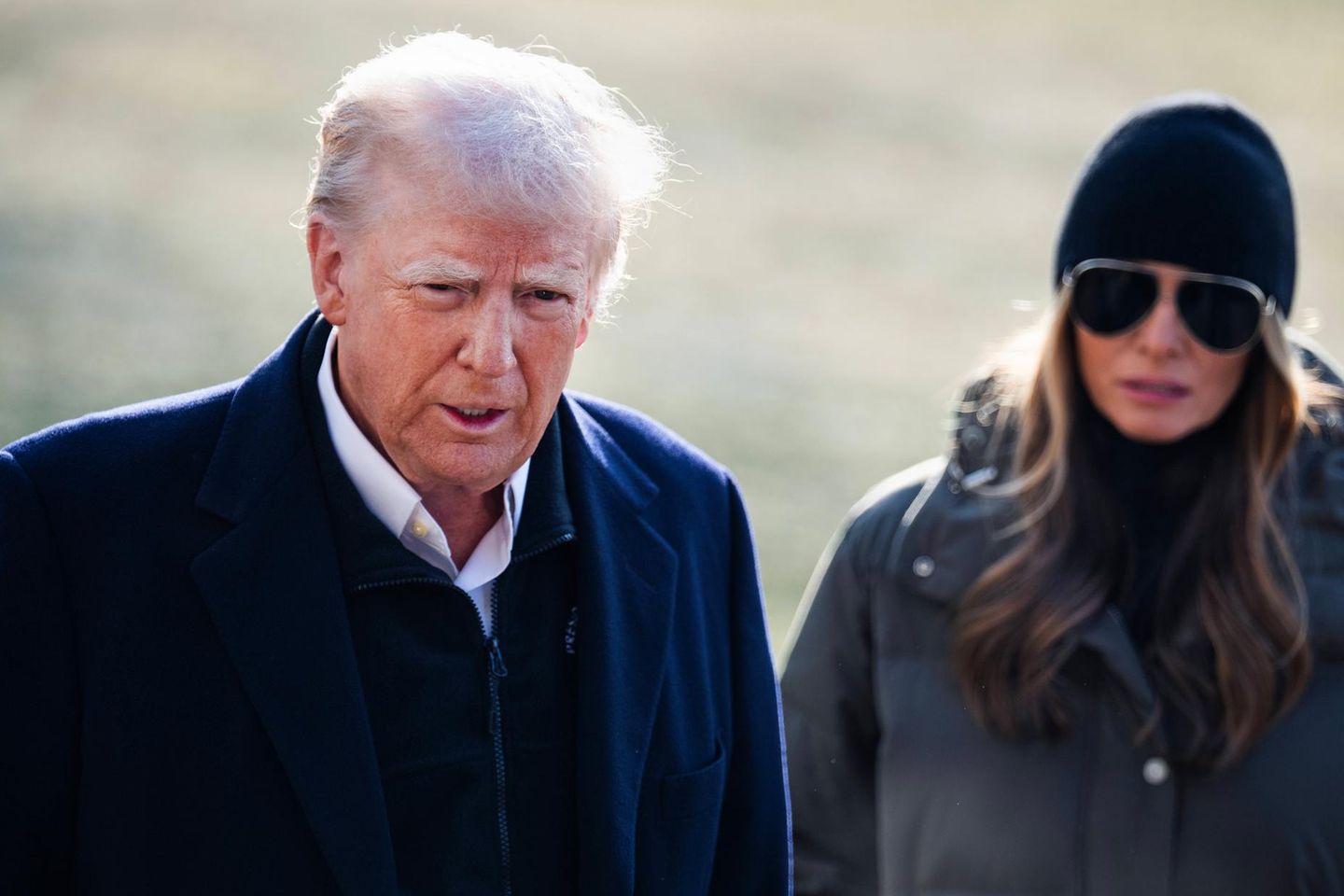 Donald Trump und seine Ehefrau Melania sprechen mit Reportern