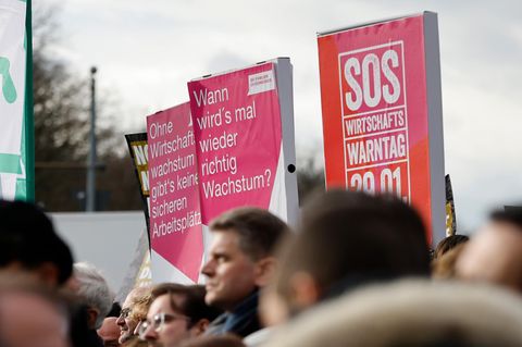 Bei einer Demonstration in Berlin halten Personen Schilder hoch, die bessere Bedingungen für die Wirtschaft fordern