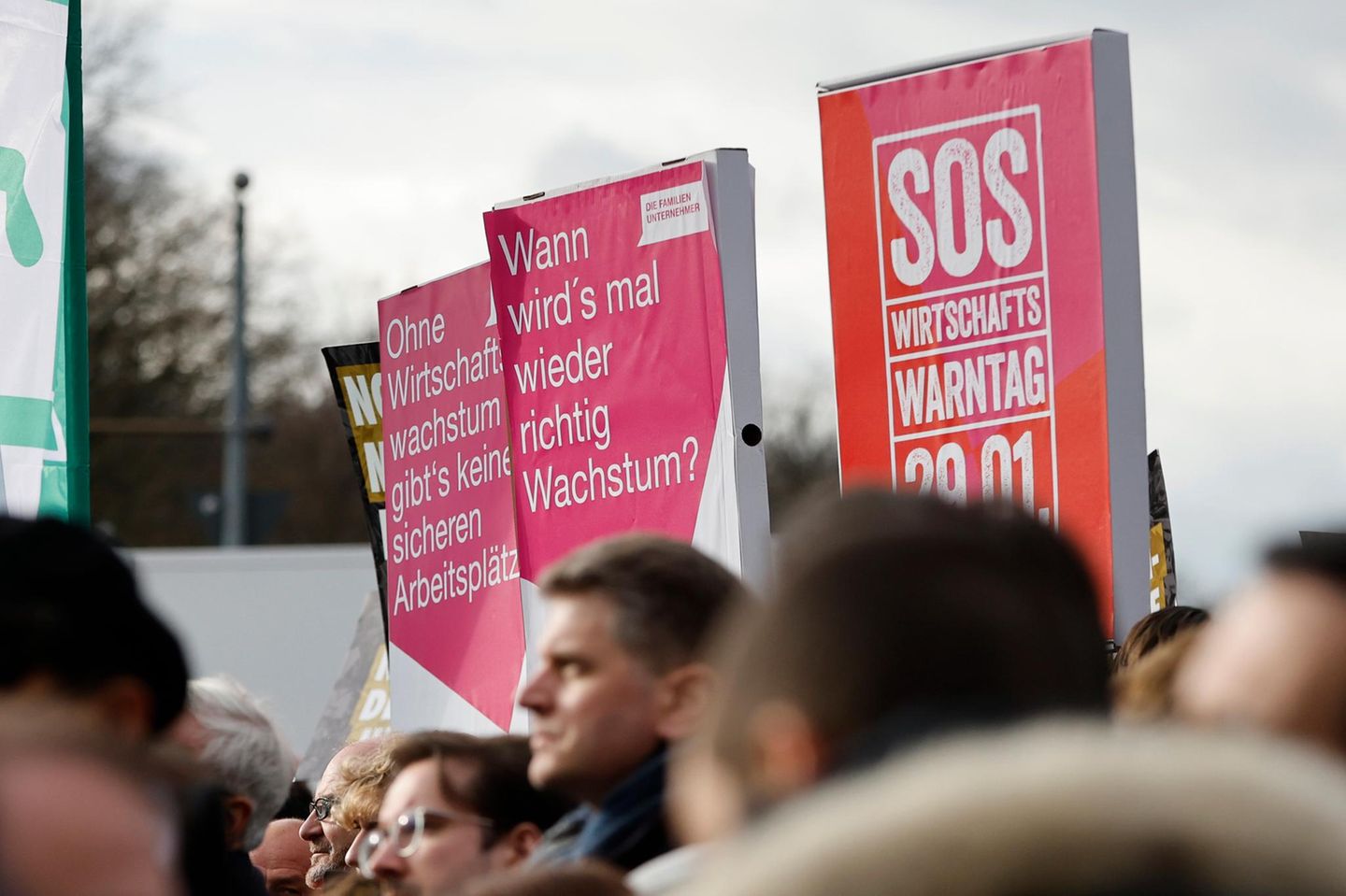 Bei einer Demonstration in Berlin halten Personen Schilder hoch, die bessere Bedingungen für die Wirtschaft fordern