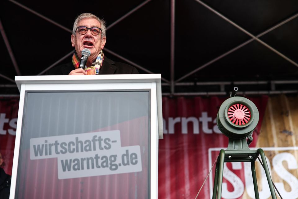 Arndt Kirchhoff steht an einem Rednerpult und spricht in ein Mikrofon