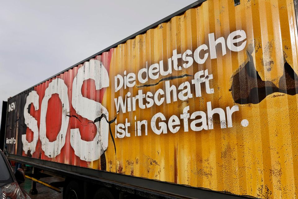 Auf einem Container steht "SOS - Die deutsche Wirtschaft ist in Gefahr."