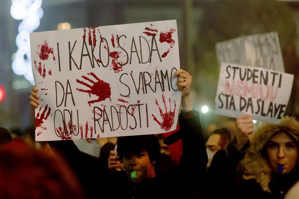 Studierende protestieren in der Silvesternacht gegen die Regierung in Serbien.