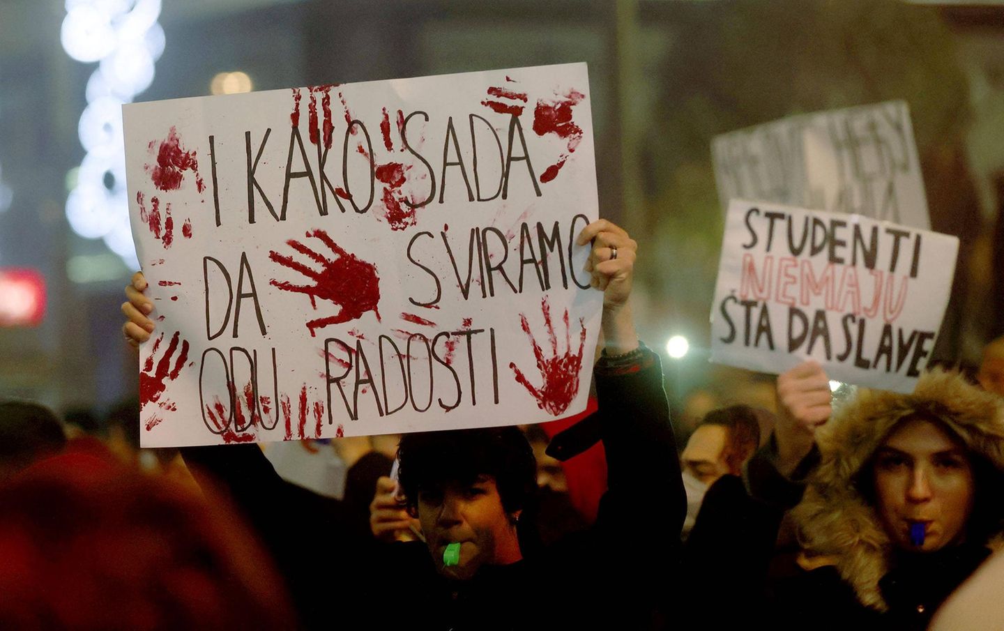 Studierende protestieren in der Silvesternacht gegen die Regierung in Serbien.