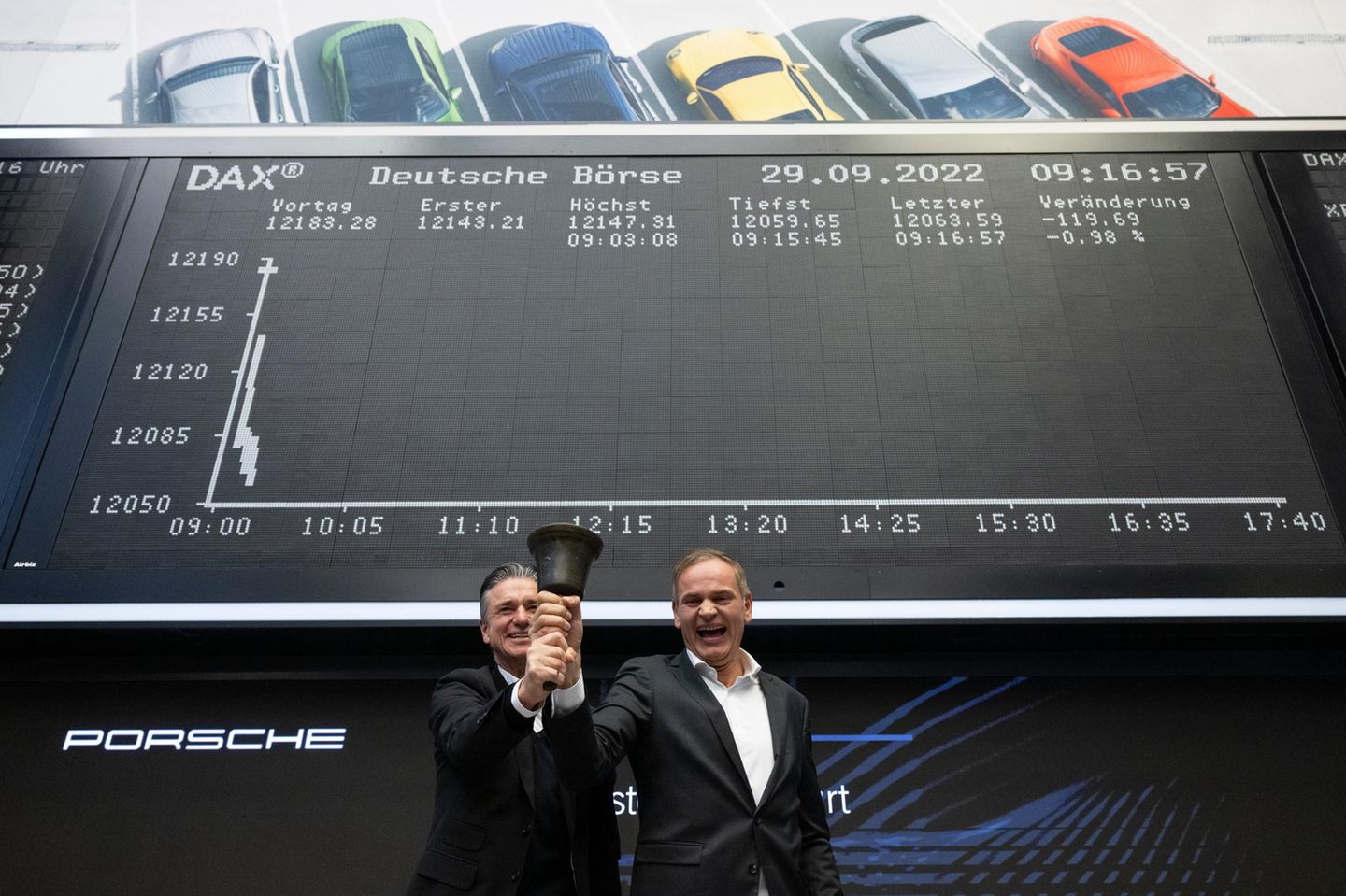 Lutz Meschke (l.) und Oliver Blume läuten die IPO-Glocke an der Frankfurter Börse