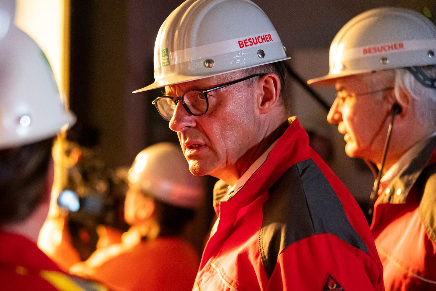 Friedrich Merz mit Helm bei einem Besuch im Stahlwerk der Georgsmarienhütte