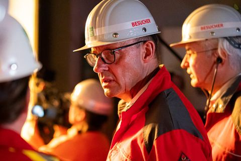 Friedrich Merz mit Helm bei einem Besuch im Stahlwerk der Georgsmarienhütte