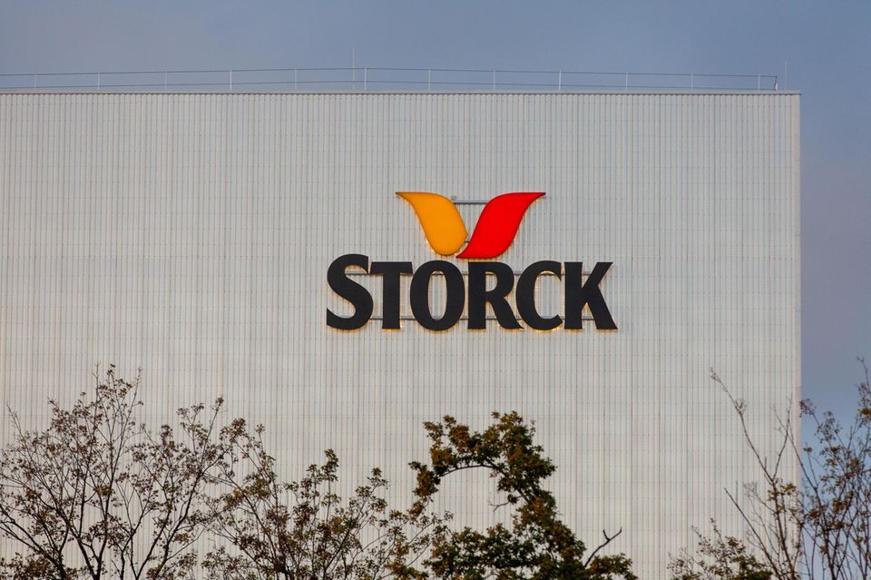Auf einem Fabrikgebäude prangt das Logo der August Storck KG
