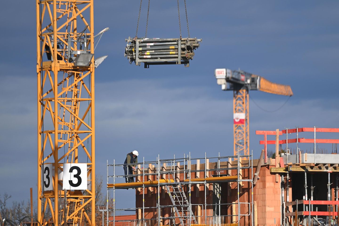 Bauarbeiter auf einer Großbaustelle in München