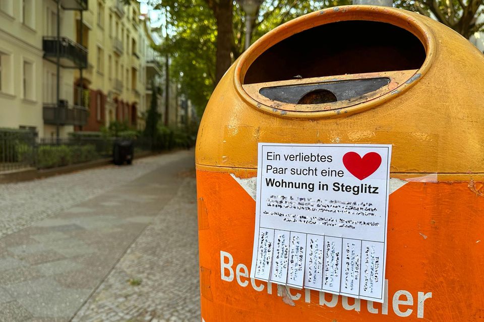 Wohnungsgesuch an einem öffentlichen Mülleimer