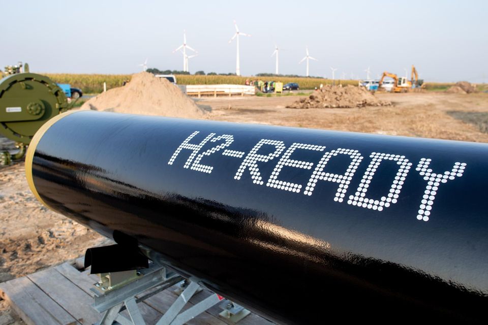 Ein Rohrelement für Wasserstoff mit der Aufschrift „H2-READY“ steht auf einem Baufeld