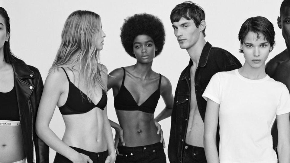 Schwarz-weißer Minimalismus und spärliche Garderobe – so kennt man die Marke Calvin Klein seit Jahrzehnten