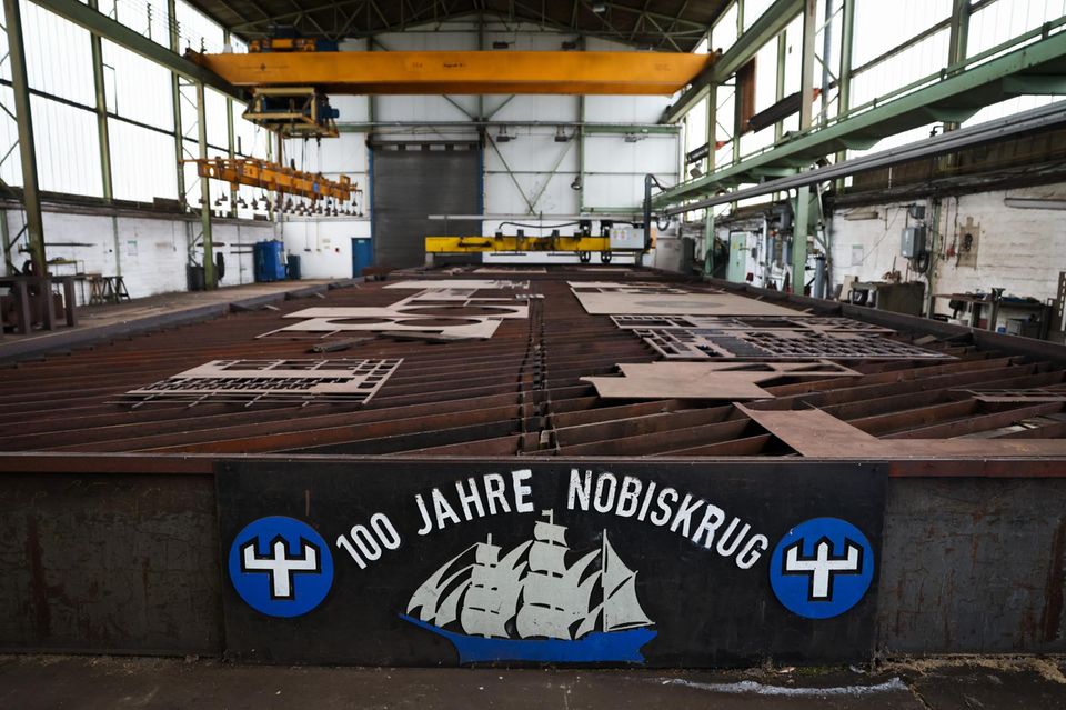 Blick auf eine Brennmaschine für den Zuschnitt von Bauteilen mit dem Schriftzug „100 Jahre Nobiskrug“