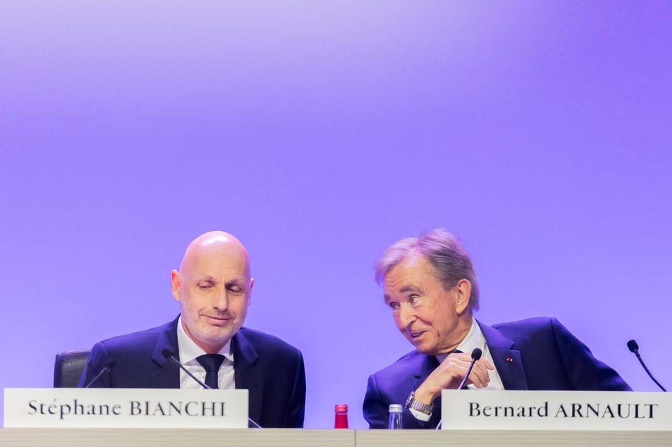 Arnault hat noch bis zu seinem 80. Geburtstag, ehe er sich aus der Konzernführung zurückziehen muss. Das Höchstalter für den Posten lag ursprünglich bei 75 Jahren. Der Patriarch hob die Grenze aber kurzerhand an, um noch länger am Ruder zu bleiben – vielleicht auch, weil aus seiner Sicht noch keines seiner Kinder bereit für den Posten ist? Die Weichen bis zu seinem Abgang soll Stéphane Bianchi stellen. Der Franzose (Jahrgang 1965) machte sich unter anderem bei Yves Rocher einen Namen und kam 2018 als CEO von Tag Heuer zu LVMH. 2024 ernannte Arnault den damals 59-Jährigen zum Group Managing Director von LVMH. Er ist damit neben Bernard Arnault für die strategische und operative Ausrichtung aller Marken des Konzerns verantwortlich. Sein zehn Jahre älterer Vorgänger Toni Belloni wechselte zu LVMH Italien. 
