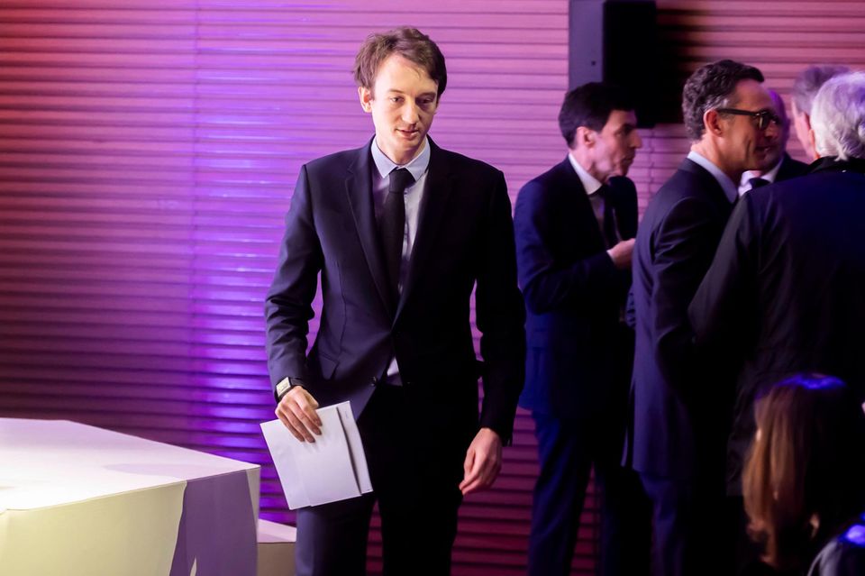 Frédéric Arnault (Jahrgang 1995) begann seine Karriere bei LMVH 2017 als Experte für digitale Strategien. Zuvor hatte er Praktika bei McKinsey und Facebook absolviert und soll während des Studiums zudem als Rettungssanitäter gearbeitet haben. Arnault wurde CEO bei Tag Heuer und wechselte 2024 auf den neu geschaffen Posten des CEO der Uhrensparte von LVMH (unter anderem mit den Marken Tag Heuer, Hublot, Zenith). Er war zuletzt auch häufig in der Klatschpresse vertreten. Grund ist die angebliche Beziehung zu der koreanischen Sängerin Lisa von Blackpink, einer Markenbotschafterin von LVMH. 