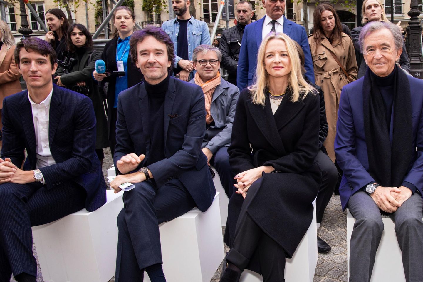 Bernard Arnault und drei seiner Kinder sitzen nebeneinander