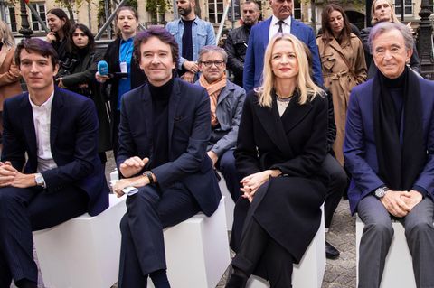 Bernard Arnault und drei seiner Kinder sitzen nebeneinander