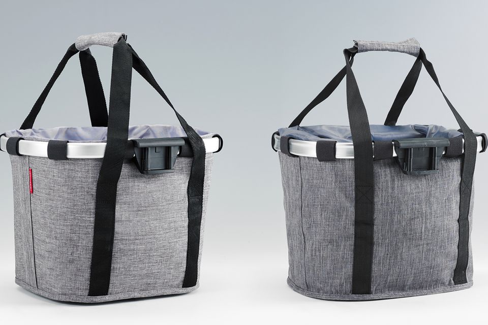 2. Preis: Beliebtes Plagiatsopfer: Der „Bikebasket“ von Reisenthel (links). Besonders an dem Fahrradkorb ist ein spezieller Klick-Adapter, der ein schnelles Anbringen und Abnehmen am Lenker ermöglichen soll. Ein Kordelzug schützt den Inhalt vor Regen oder Erschütterungen. Durch die integrierten Tragegriffe kann der Korb auch als Einkaufstasche genutzt werden. Fälschungen (rechts) tauchten in mehreren Onlineshops auf. Auf Beschwerden reagierte ein Betreiber erst nach Erhalt einer Abmahnung.