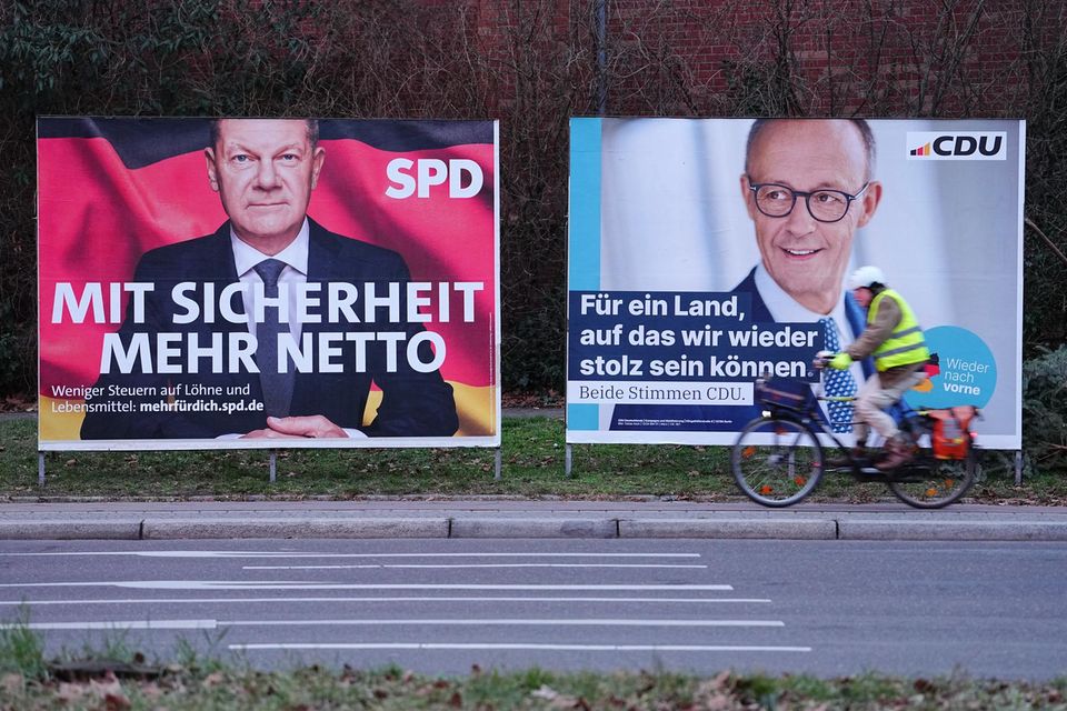 Wahlplakate von SPD und CDU stehen an einer Straße in Berlin