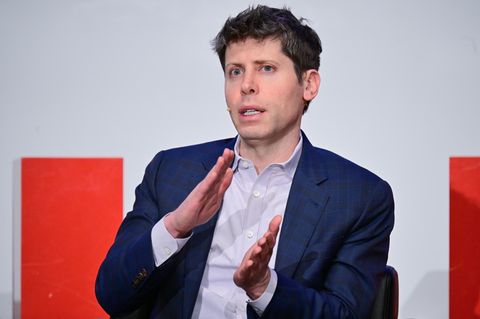 Sam Altman, CEO des KI-Unternehmens OpenAI, bei einer Podiumsdiskussion in Berlin