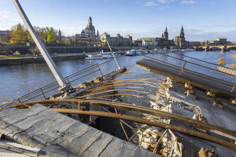 Ein Ausschnitt der eingestürzten Dresdner Carolabrücke, im Beton sind verrosteter und gebrochener Stahl zu sehen