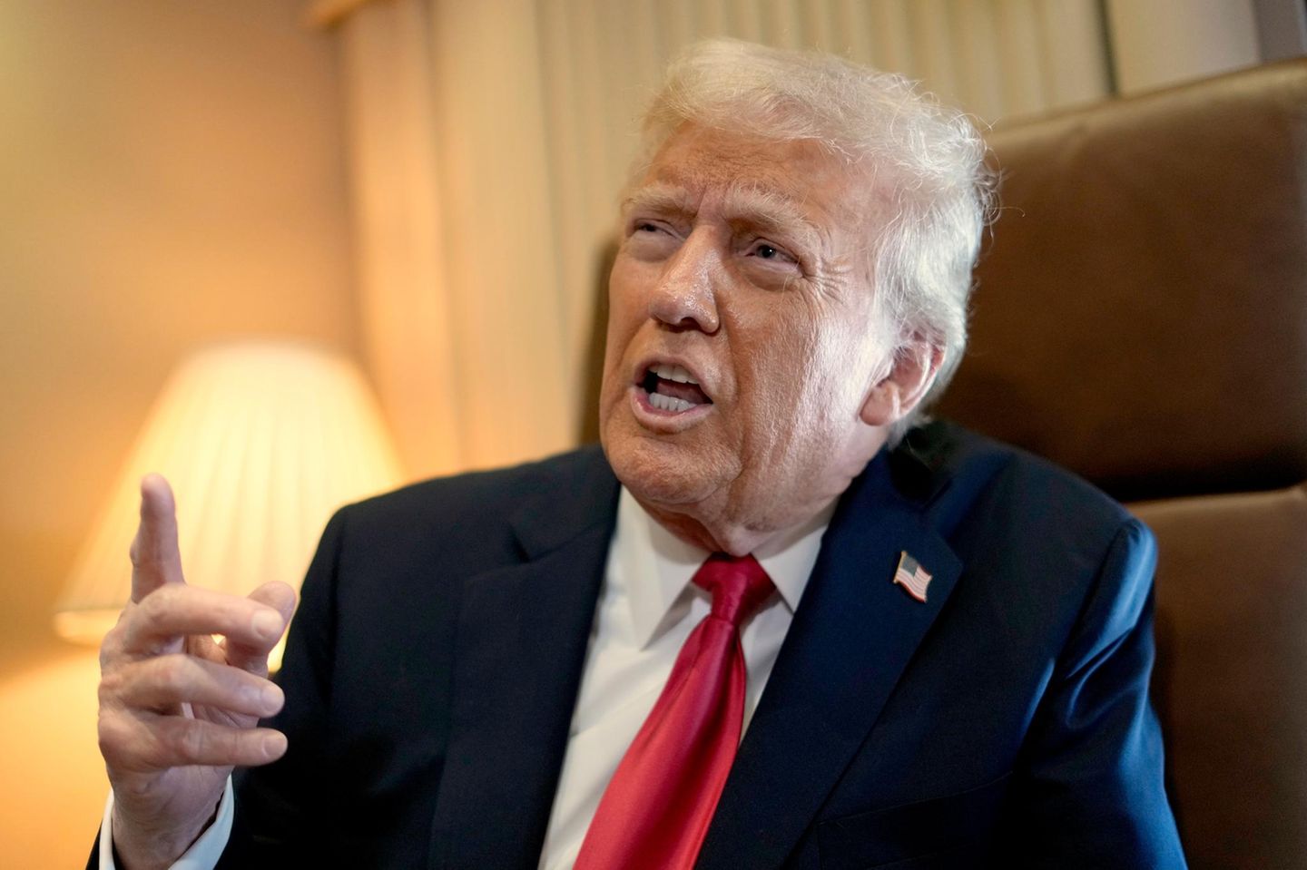 US-Präsident Trump spricht an Bord der Air Force One mit Reportern