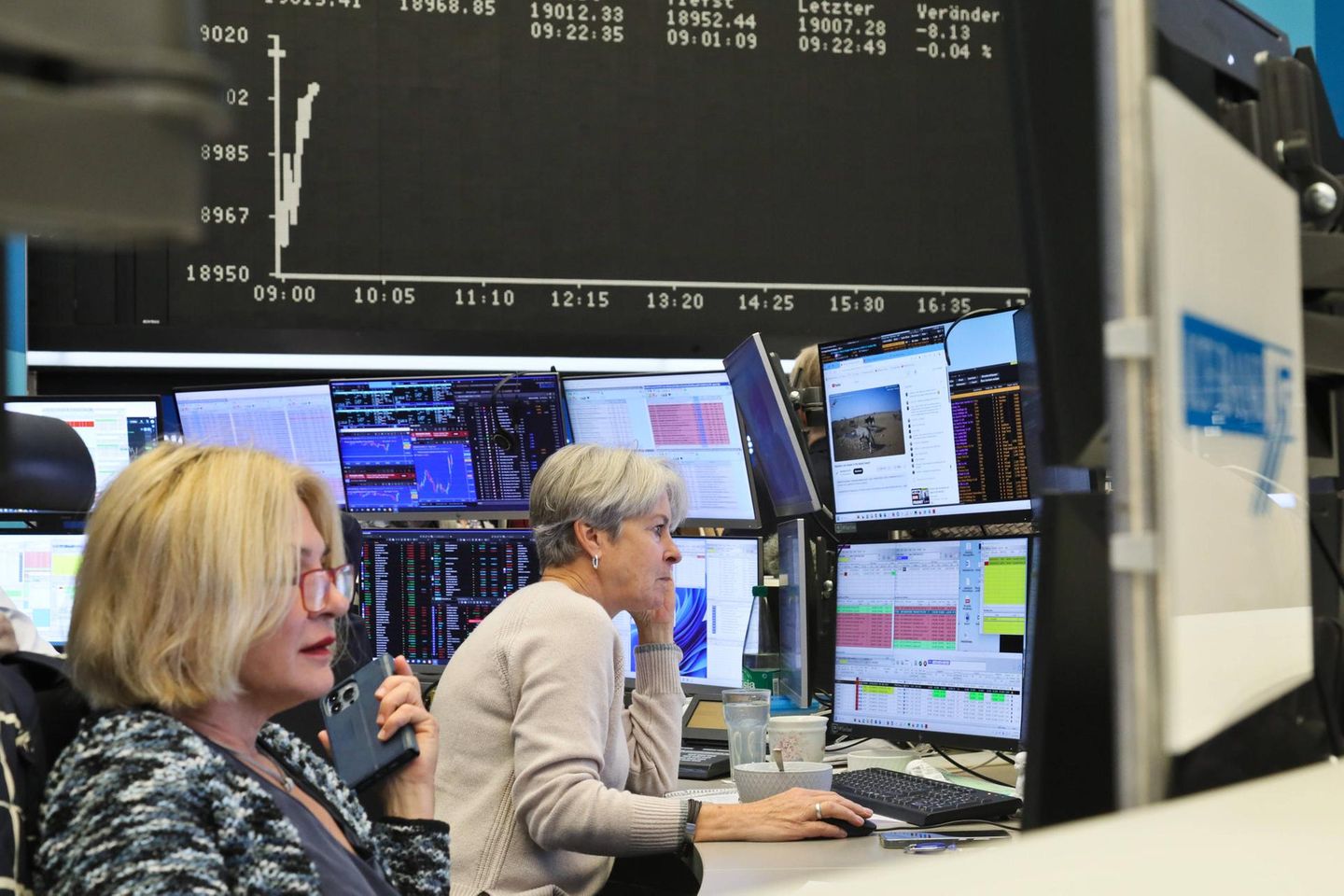 Händlerinnen im Handelssaal der Frankfurter Börse