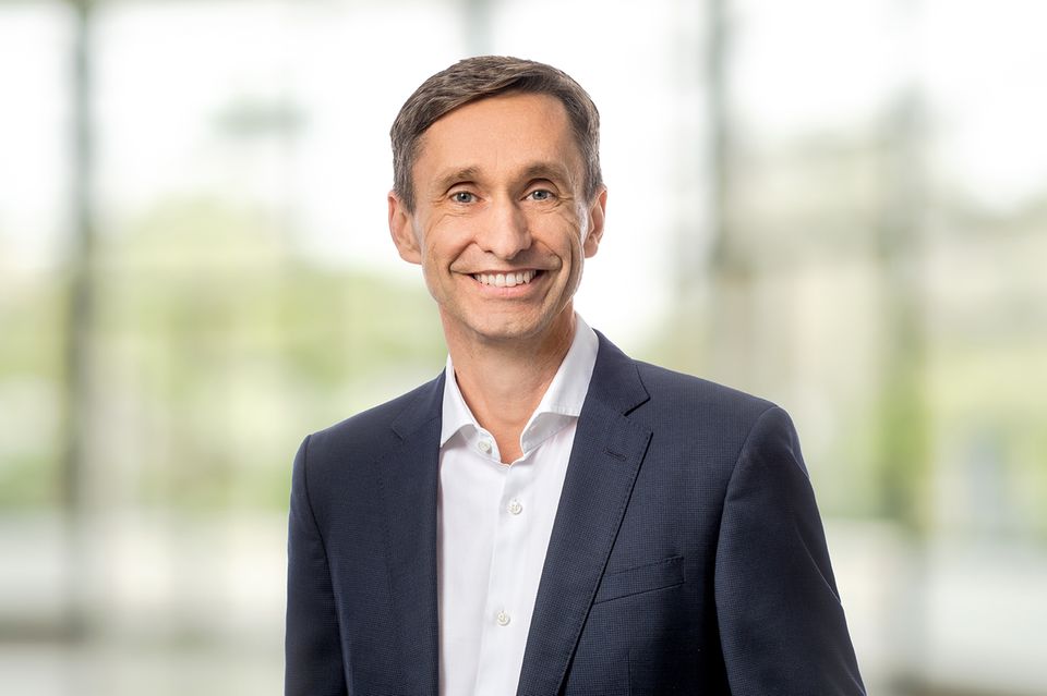 Oliver Roll ist Inhaber des Lehrstuhls „Internationales Marketing und Preismanagement“ an der HS Osnabrück und Gründer der Preisberatung Prof. Roll & Pastuch. Zuvor arbeitete er unter anderem bei Simon Kucher & Partners sowie Roland Berger.