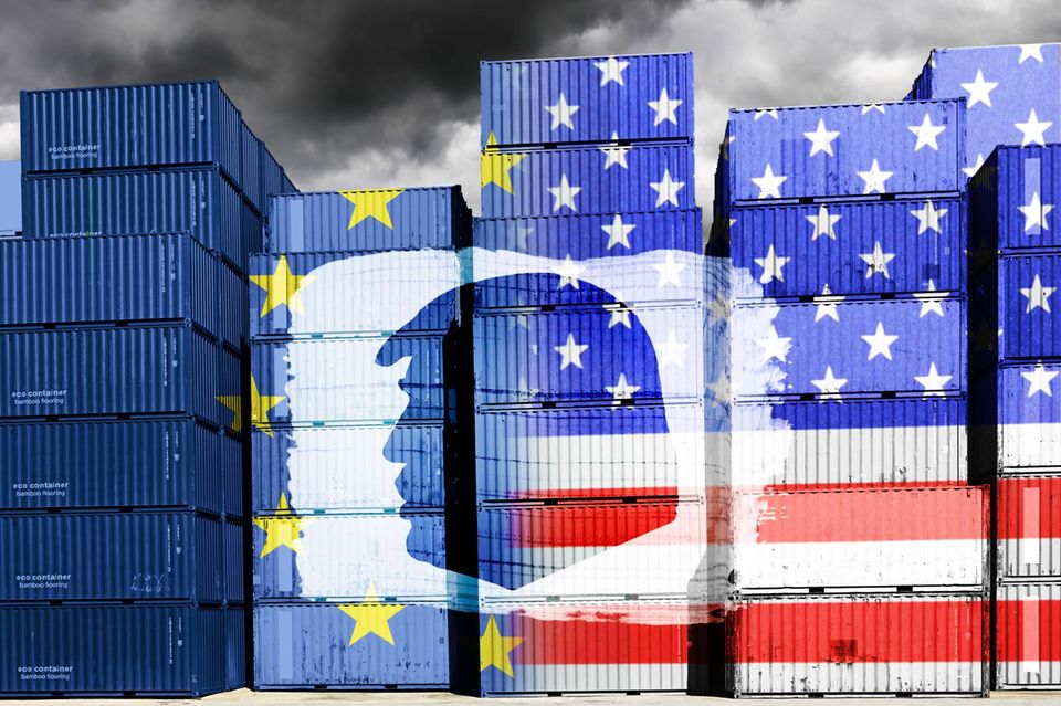 US-Präsident Trump glaubt, dass Strafzölle Produktion in die USA zurückholen. Nahezu alle Ökonomen widersprechen