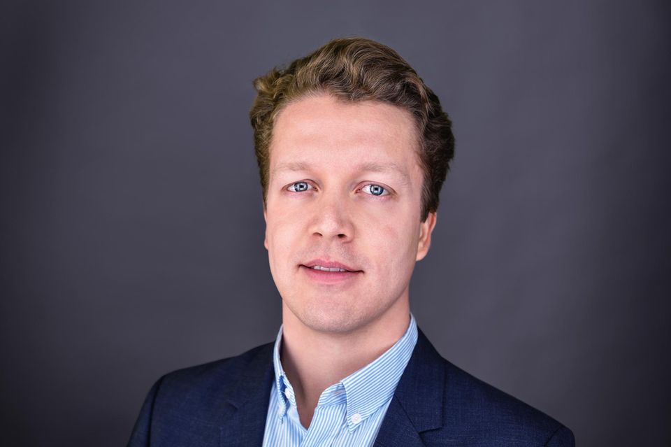 Ein Porträtfoto von Ökonom Julian Hinz