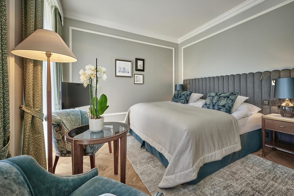 Das Deluxe-Doppelzimmer ist klar und elegant eingerichtet, die Bergkulisse vor dem Fenster atemberaubend