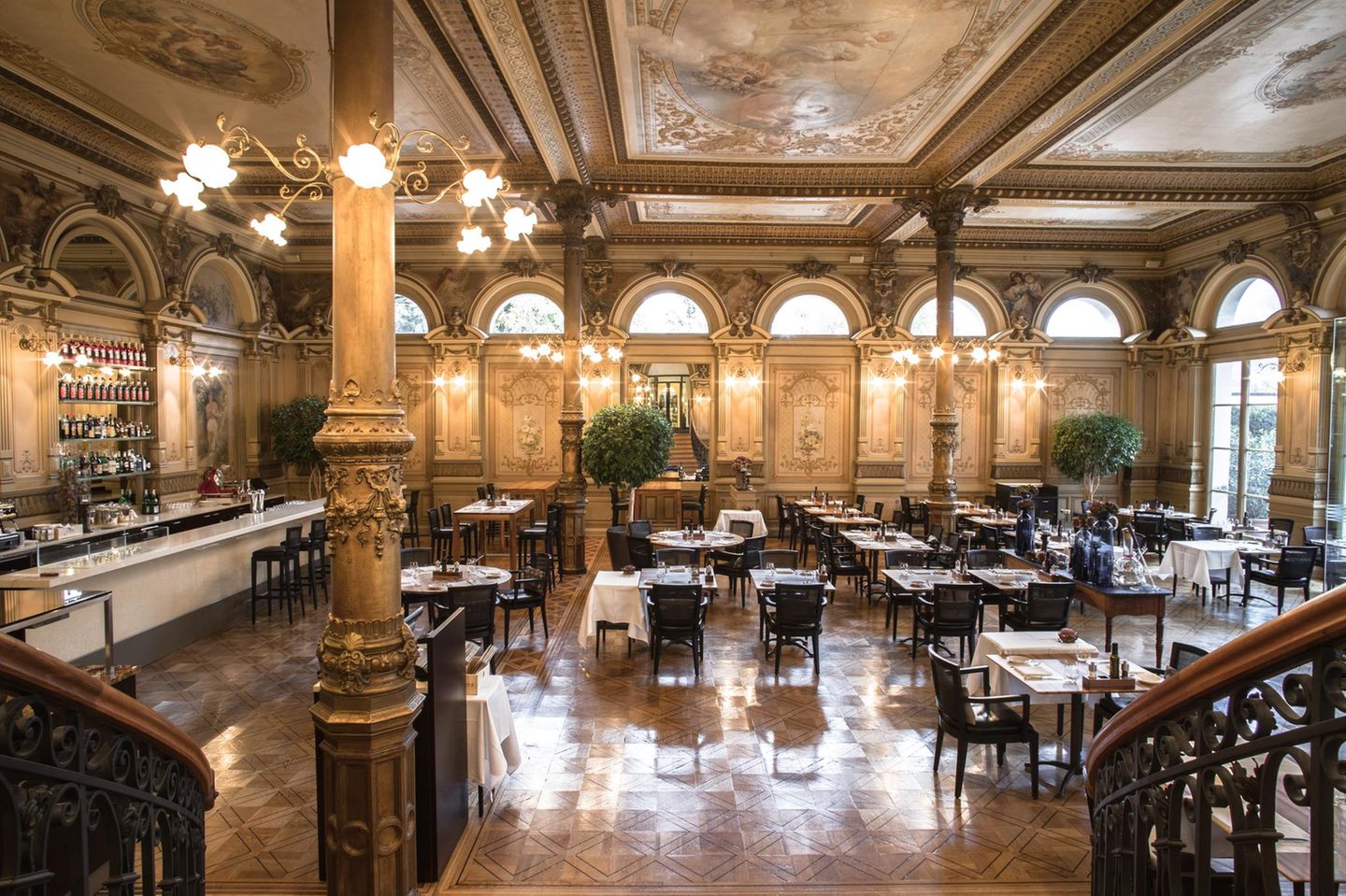 Das „Ristorante e Pizzeria Sapori“ steht für italienischen Hochgenuss im historischen Prunksaal mit Terrasse
