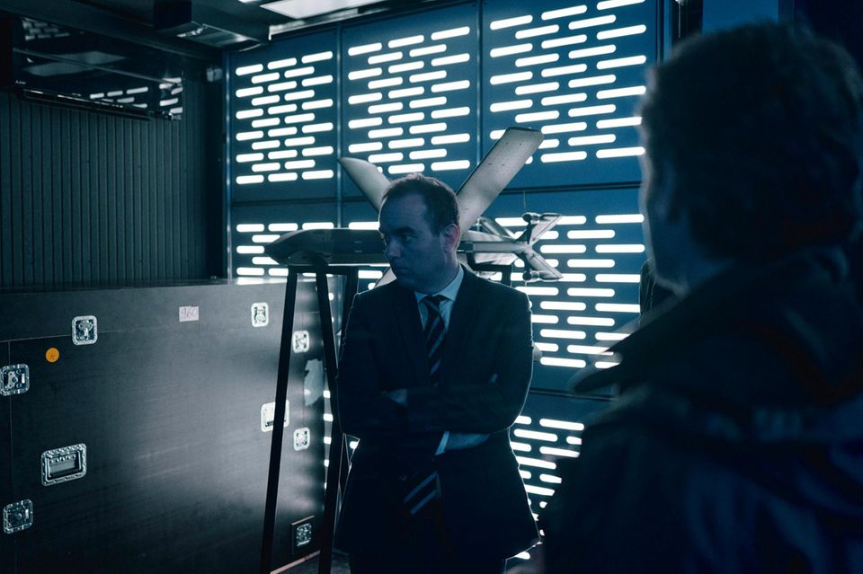 Der französische Verteidigungsminister Sebastien Lecornu begutachtet die KI-Systeme des deutschen Rüstungs-Start-ups Helsing am Rande des KI-Gipfels in Paris im Februar 2025.
