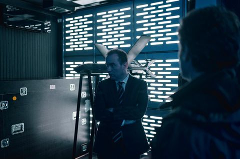 Der französische Verteidigungsminister Sebastien Lecornu begutachtet die KI-Systeme des deutschen Rüstungs-Start-ups Helsing am Rande des KI-Gipfels in Paris im Februar 2025.