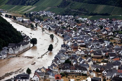 Ein überschwemmtes Dorf im Ahrtal ist während des Hochwassers durch den Klimawandel im Jahr 2021