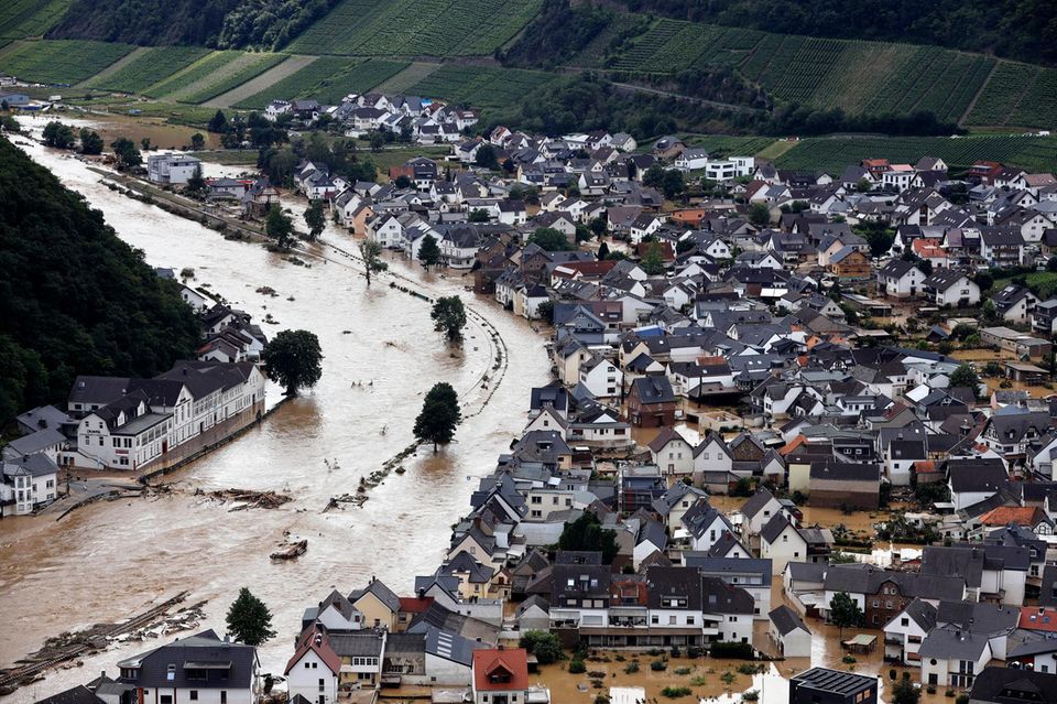 Ein überschwemmtes Dorf im Ahrtal ist während des Hochwassers durch den Klimawandel im Jahr 2021