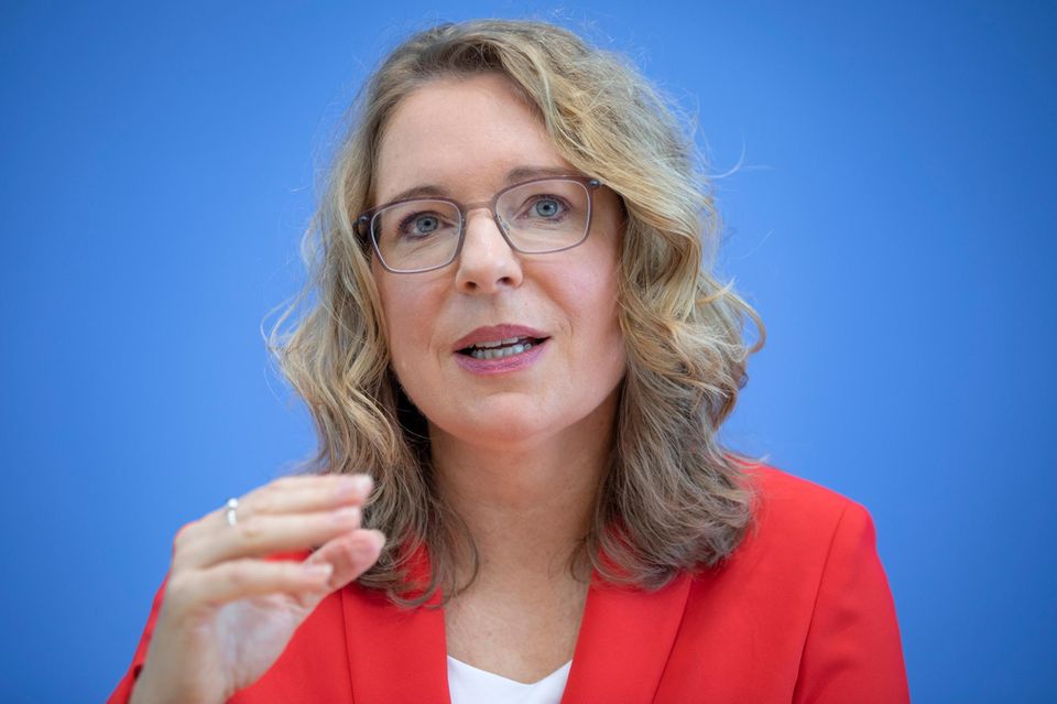 Claudia Kemfert spricht auf der Bundespressekonferenz
