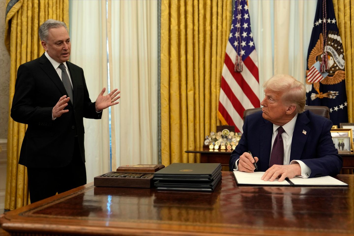 US-Präsident Donald Trump mit seinem Krypto-Beauftragten David Sacks im Weißen Haus