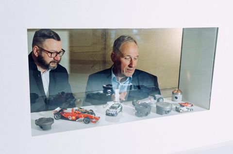 Arnd Franz (r.) hat mehr als 30 Jahre bei verschiedenen Unternehmen in der Autozulieferindustrie gearbeitet. Bei Mahle, einst Spezialist für Kolben, führt Franz seit Ende 2022 die Geschäfte und musste hart sanieren. Boris Schwürz beendete 1997 seine Ausbildung bei Mahle, seit 2023 ist er Vorsitzender des Gesamtbetriebsrats.