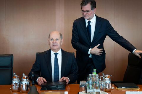 Kanzleramtschef Wolfgang Schmidt (r.) schaltete sich in den Streit um den Termin für die Bundestagswahl ein 