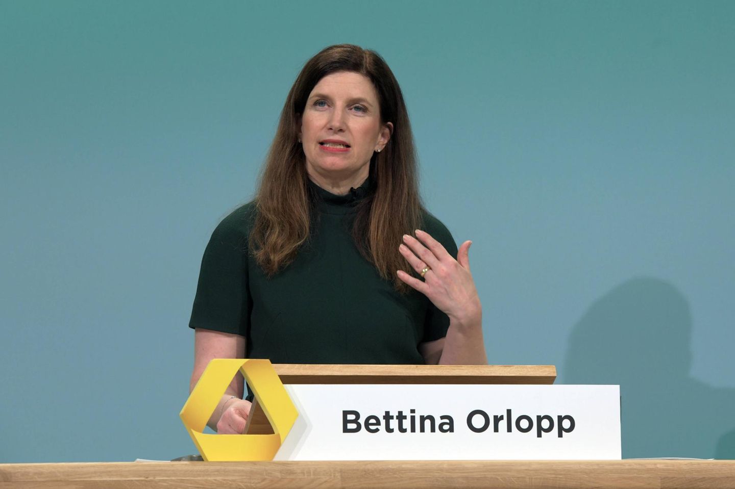 Commerzbank-Chefin Bettina Orlopp bei der Bilanzpressekonferenz am Donnerstag in Frankfurt
