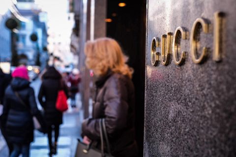 Eine Frau steht vor einem Gucci-Geschäft in Mailand