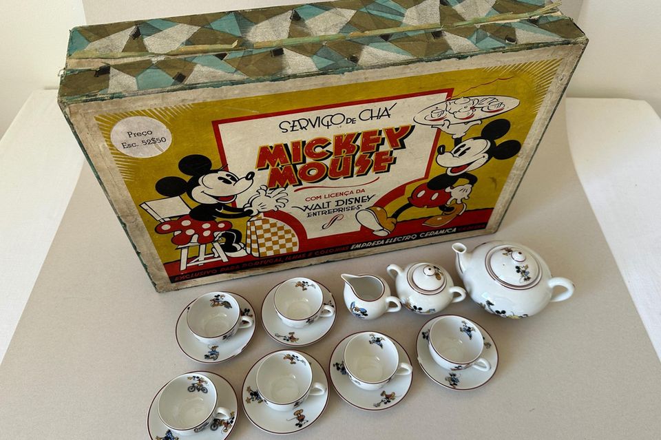 In diesem Ranking haben Iron Man oder Captain America das Nachsehen. Das gilt selbst für das Universum ihres Mutterkonzerns. „Dieses Micky Mouse Tee-Service aus den 1940er-Jahren ist das teuerste Disney-Spielzeug, das jemals auf Catawiki versteigert wurde“, teilte die Auktionsplattform mit. Für die handbemalten, sehr gut erhaltenen Stücke samt Originalkarton zahlte 2024 ein Liebhaber 3000 Euro. Das Tee-Service wurde in Portugal für 52,5 Escudos gekauft. Das würde heute laut Catawiki 10 bis 15 Euro entsprechen. Die Kaufkraft wurde bei dieser Umrechnung nicht berücksichtigt. Disney-Memoribilia waren zuletzt besonders lukrativ. „Die Verkäufe von Disney-Artikeln auf Catawiki sind im Jahr 2023 um 30 Prozent gestiegen, was auf die Feierlichkeiten zum 100-jährigen Bestehen der Marke zurückzuführen ist“, teilte das Unternehmen mit. 