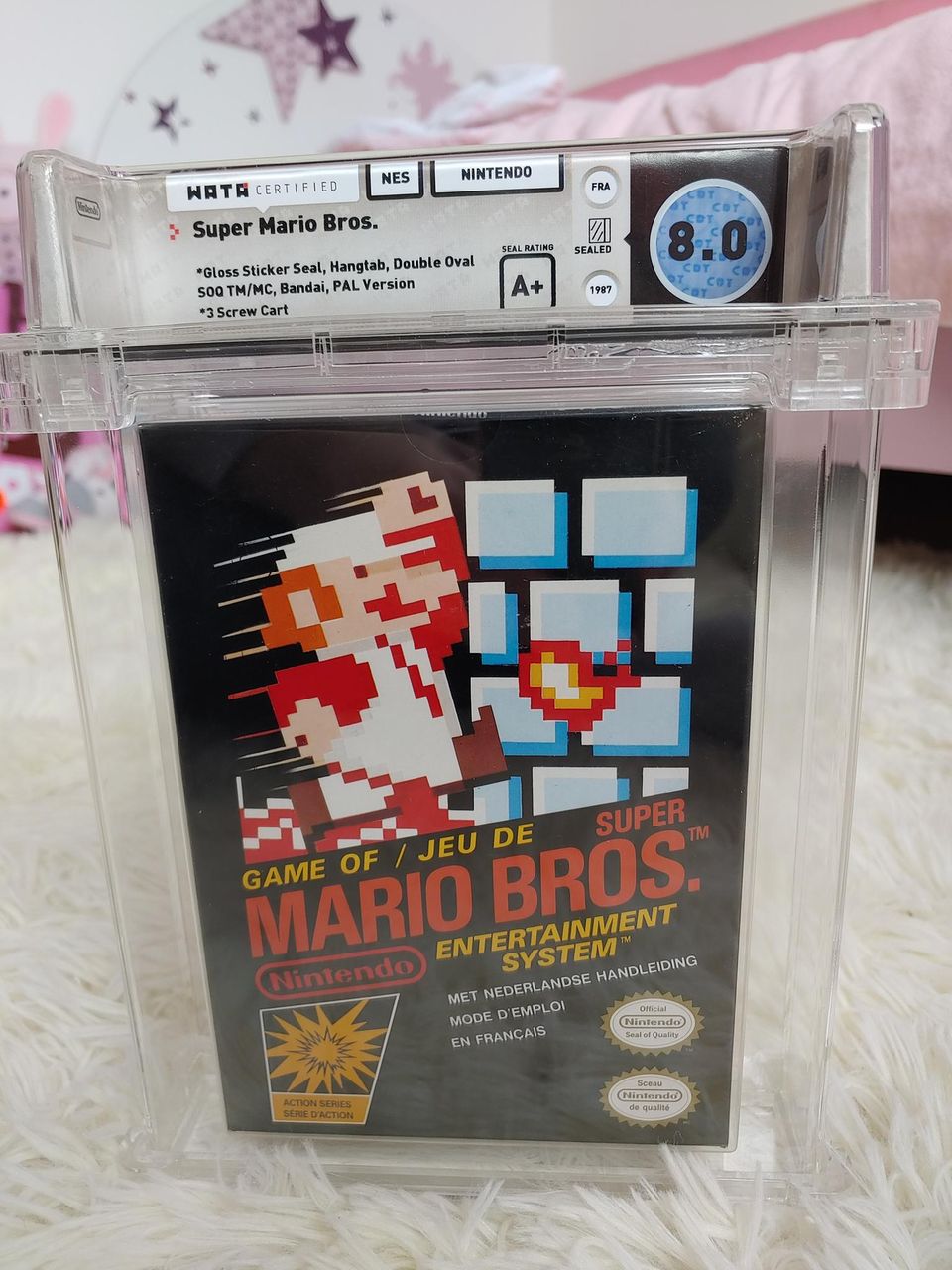 Nintendo übt auf Spielzeugsammler eine besonders Faszination aus. Liebhaber geben sich oft nicht mit einer Version ihres Lieblingsspiels zufrieden. Einer von ihn zahlte 2021 für eine versiegelte Ausgabe des Kultspiels „Super Mario Bros.“ (1987) für das Nintendo Entertainment System (NES) auf Catawiki 3000 Euro. Die 1983 in Japan und zwei Jahre später in den USA veröffentlichte Konsole genießt unter Fans Kultstatus. Auf ihr feierten Klassiker wie „The Legend of Zelda“ oder eben „Super Mario Bros.“ ihr Debüt. „Ein Nintendo NES Store Display Unit, das Gerät, mit dem Kund:innen in den 1980er Jahren NES-Spiele in Einzelhandelsgeschäften ausprobieren konnten, erzielte fast das Doppelte des eigentlichen Spiels und wurde 2024 für 5000 Euro verkauft“, berichtete die Auktionsplattform. 