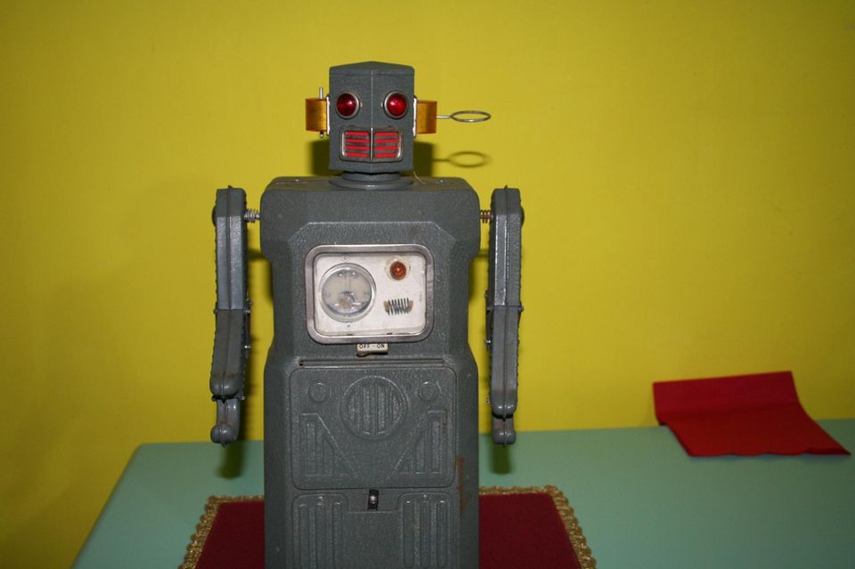 Noch ein Stück japanischer Spielegeschichte kommt im Ranking von Catawiki auf Platz fünf. Ein Radicon-Roboter aus den frühen 50er-Jahren wechselte 2017 für 3068 Euro den Besitzer. Bei dem 37 Zentimeter großen Produkt des Herstellers Masudaya handelte es sich den Angaben zufolge um den ersten batteriebetriebenen, ferngesteuerten Roboter. „Der Roboter konnte leuchten, laufen und auf Funksignale reagieren – eine beeindruckende technische Meisterleistung seiner Zeit“, hieß es. Der Original-Verkaufspreis belief sich den Angaben zufolge auf 1000 bis 2000 Yen. 