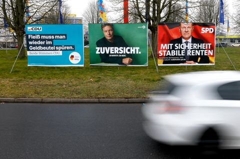Wahlplakate von CDU, Grüne und SPD stehen auf einer Wiese